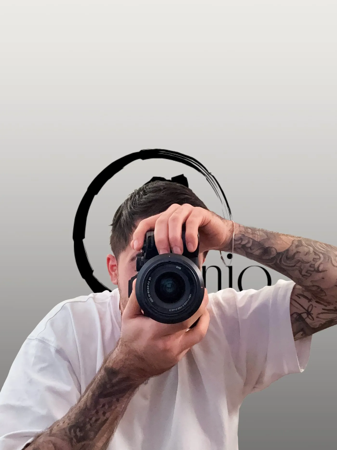 Efe Dinler looking through a camera, with the Onio logo in the background